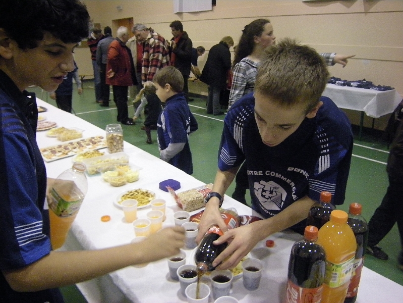 Les jeunes mettent la main a la patte.JPG